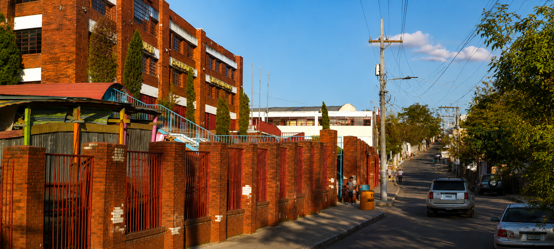 Niños caminando frente a una escuela