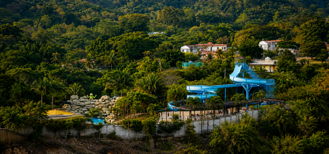Personas disfrutando de una piscina al aire libre rodeada de naturaleza