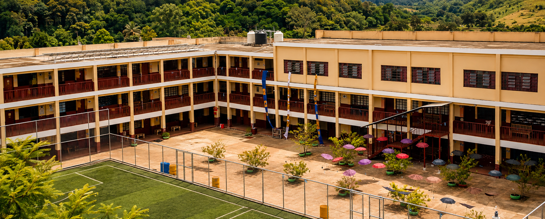 Fachada de un centro educativo con estudiantes entrando
