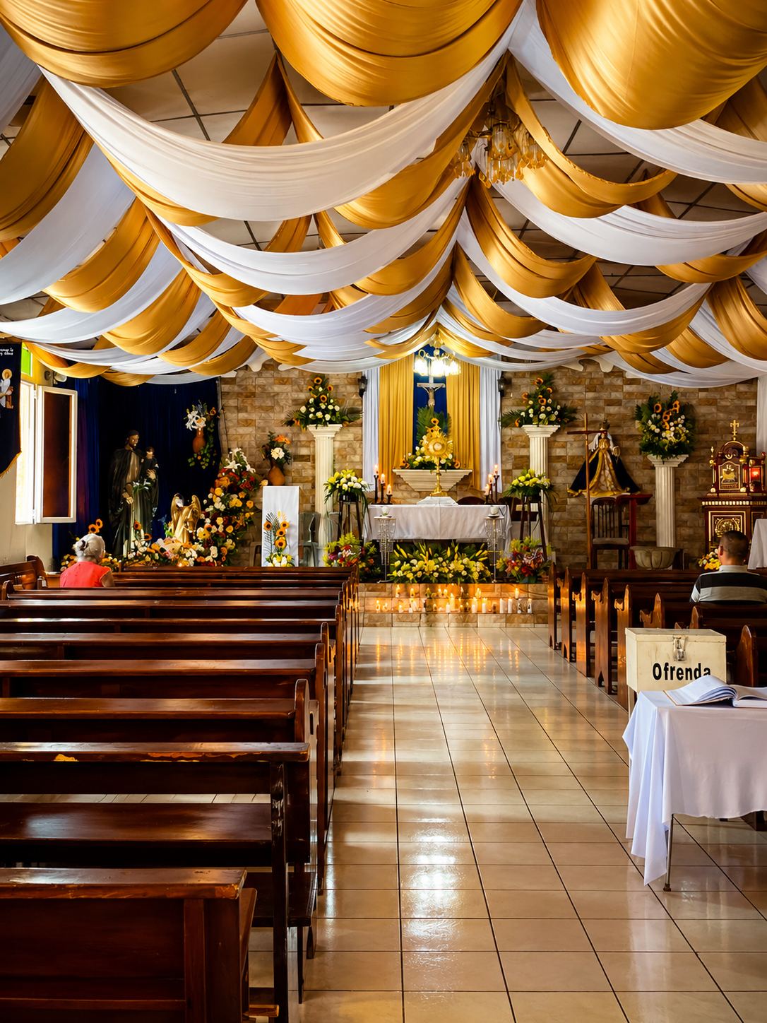 Interior de la iglesia católica de San José del Golfo con el altar al fondo